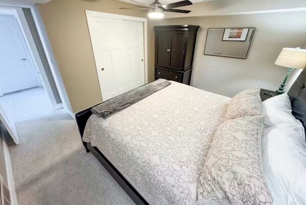 4 bedrooms, iron/ironing board, WiFi, bed sheets - Serene 4BR Lake House - LAKE FRONT - Linn Creek (Linn Creek)
