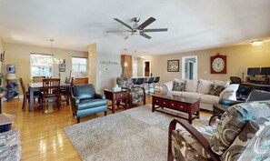TV, offices - Serene 4BR Lake House - LAKE FRONT - Linn Creek (Linn Creek)