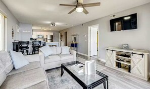 TV - Serene 2BR Condo - Lake Views - Community Pool (Osage Beach)