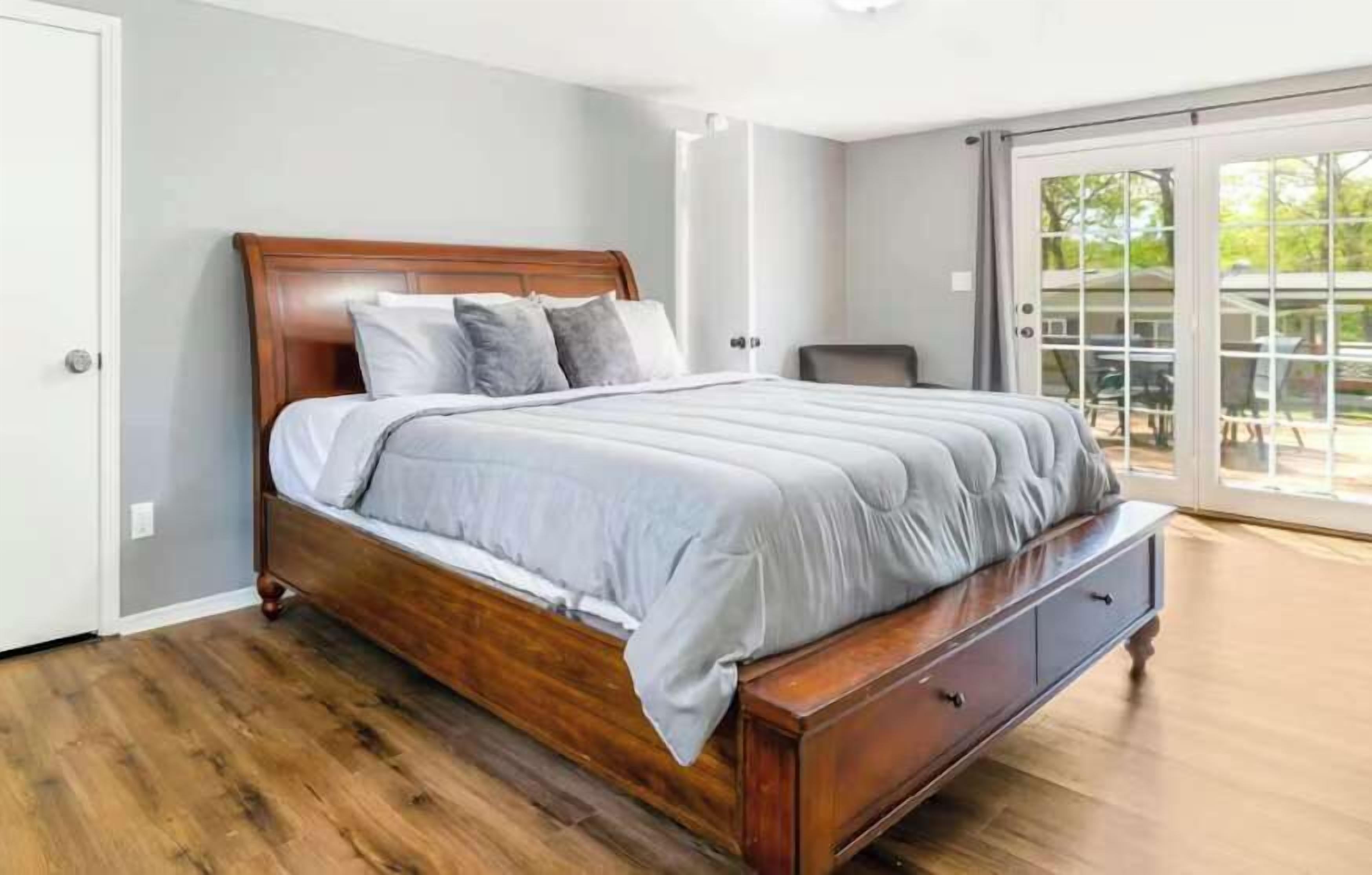 2 bedrooms, travel crib, WiFi, bed sheets