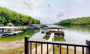 Property grounds - Spacious 4BR Lake House - LAKE VIEW - Rocky Mount (Rocky Mount)