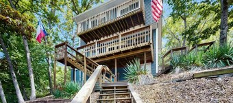 Charming lakefront Escape with Private Dock, Kayaks, and Beautiful Views