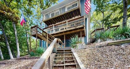 Charming lakefront Escape with Private Dock, Kayaks, and Beautiful Views