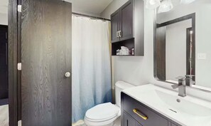Shower - Charming lakefront Escape with Private Dock, Kayaks, and Beautiful Views (Eldon)