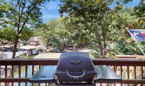 Property grounds - Charming lakefront Escape with Private Dock, Kayaks, and Beautiful Views (Eldon)