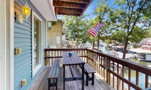 Outdoor dining - Charming lakefront Escape with Private Dock, Kayaks, and Beautiful Views (Eldon)