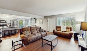 TV - Charming 3BR House - Golf & POOLS - Osage Beach (Osage Beach)