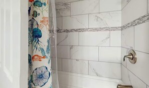 Ducha, secador de pelo, toallas
