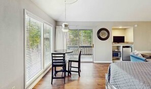 3 bedrooms, travel cot, WiFi, bed sheets - Charming 3BR House - Golf & POOLS - Osage Beach (Osage Beach)