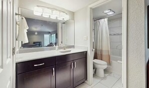 Shower, hair dryer, towels - Charming 3BR House - Golf & POOLS - Osage Beach (Osage Beach)