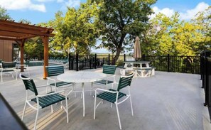 Outdoor dining - Serene 3BR House - LAKE VIEW - Margaritaville (Osage Beach)