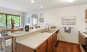 Fridge, microwave, oven, stovetop - Rustic 3BR Condo - LAKE VIEW - Lake Ozark (Lake Ozark)