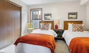 3 bedrooms, iron/ironing board, travel cot, WiFi - Rustic 3BR Condo - LAKE VIEW - Lake Ozark (Lake Ozark)