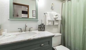 Shower, hair dryer, towels - Rustic 3BR Condo - LAKE VIEW - Lake Ozark (Lake Ozark)
