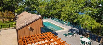 Charming 4BR House - HOT TUB - Osage Beach