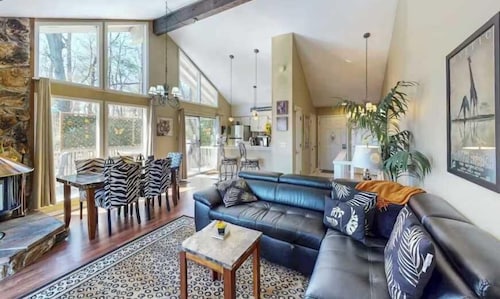 Charming 4BR House - HOT TUB - Osage Beach