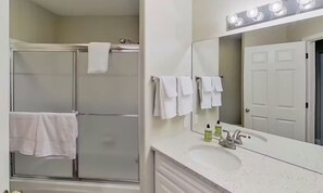 Een douche, een haardroger, handdoeken