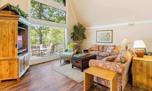 TV - Rustic 5BR Lakefront - Dock & POOL - Osage Beach (Osage Beach)