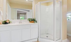 Shower, hair dryer, towels - Rustic 5BR Lakefront - Dock & POOL - Osage Beach (Osage Beach)
