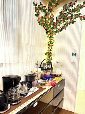 Interior - Cozy pluto studio in heart of falls 10min walk to niagara falls (Niagara Falls)