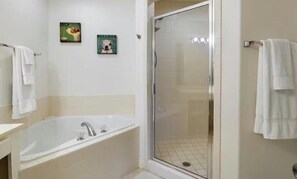 Een douche, een haardroger, handdoeken