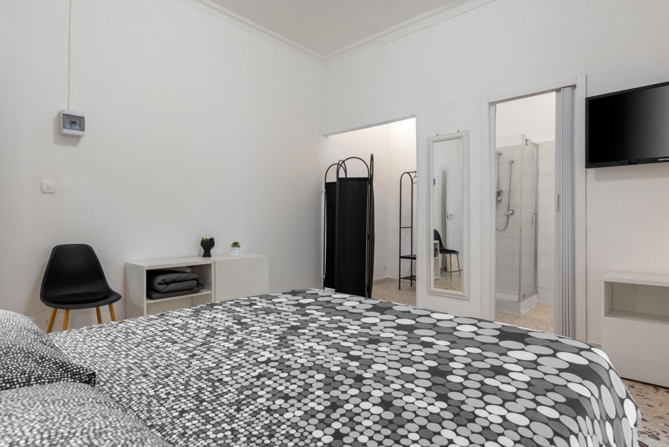 1 chambre, fer et planche à repasser
