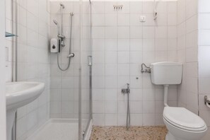 Shower, towels - A cozy 75 sqm apartment on two levels, ideal for up to 4 people, located on the ground floor of a building (with internal stairs to the upper level).The property is located in a residential area of ​​Catania, a short walk from the seafront and about  (Catania)