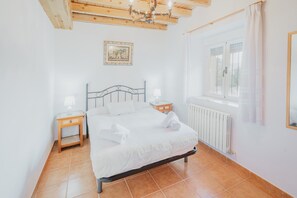 4 bedrooms, bed sheets