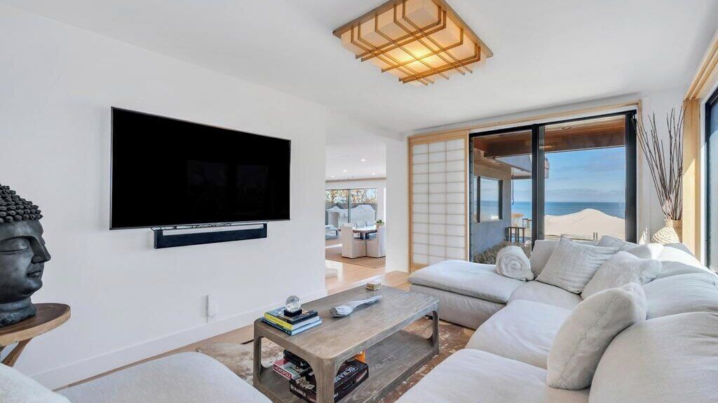 Smart TV, fireplace, stereo