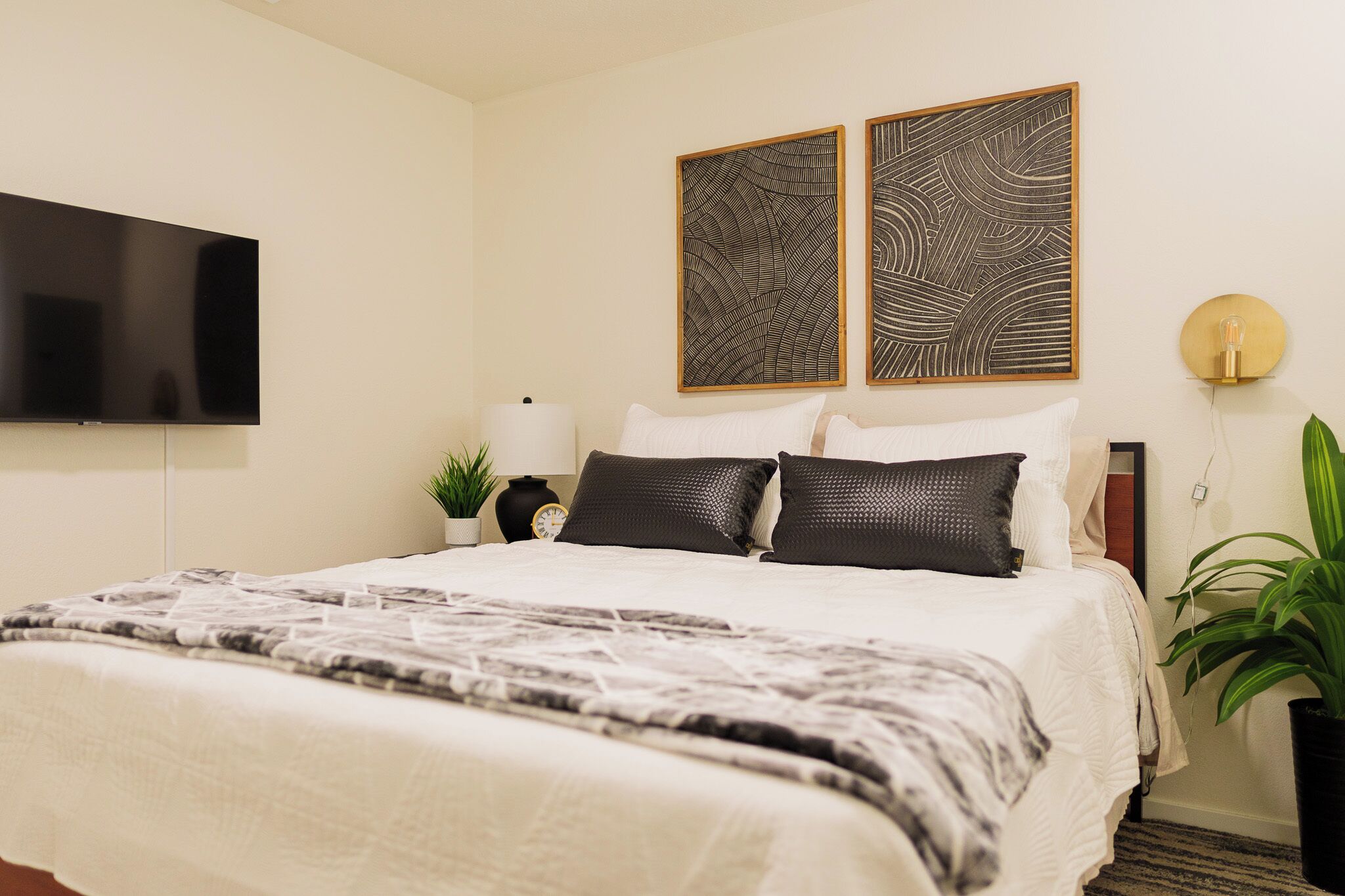 2 chambres, fer et planche à repasser, lit de bébé portatif