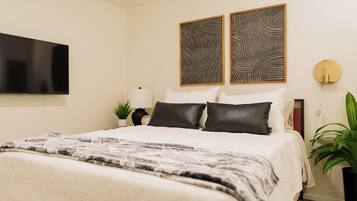2 chambres, fer et planche à repasser, lit de bébé portatif