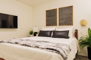 2 bedrooms, iron/ironing board, travel cot, free WiFi
