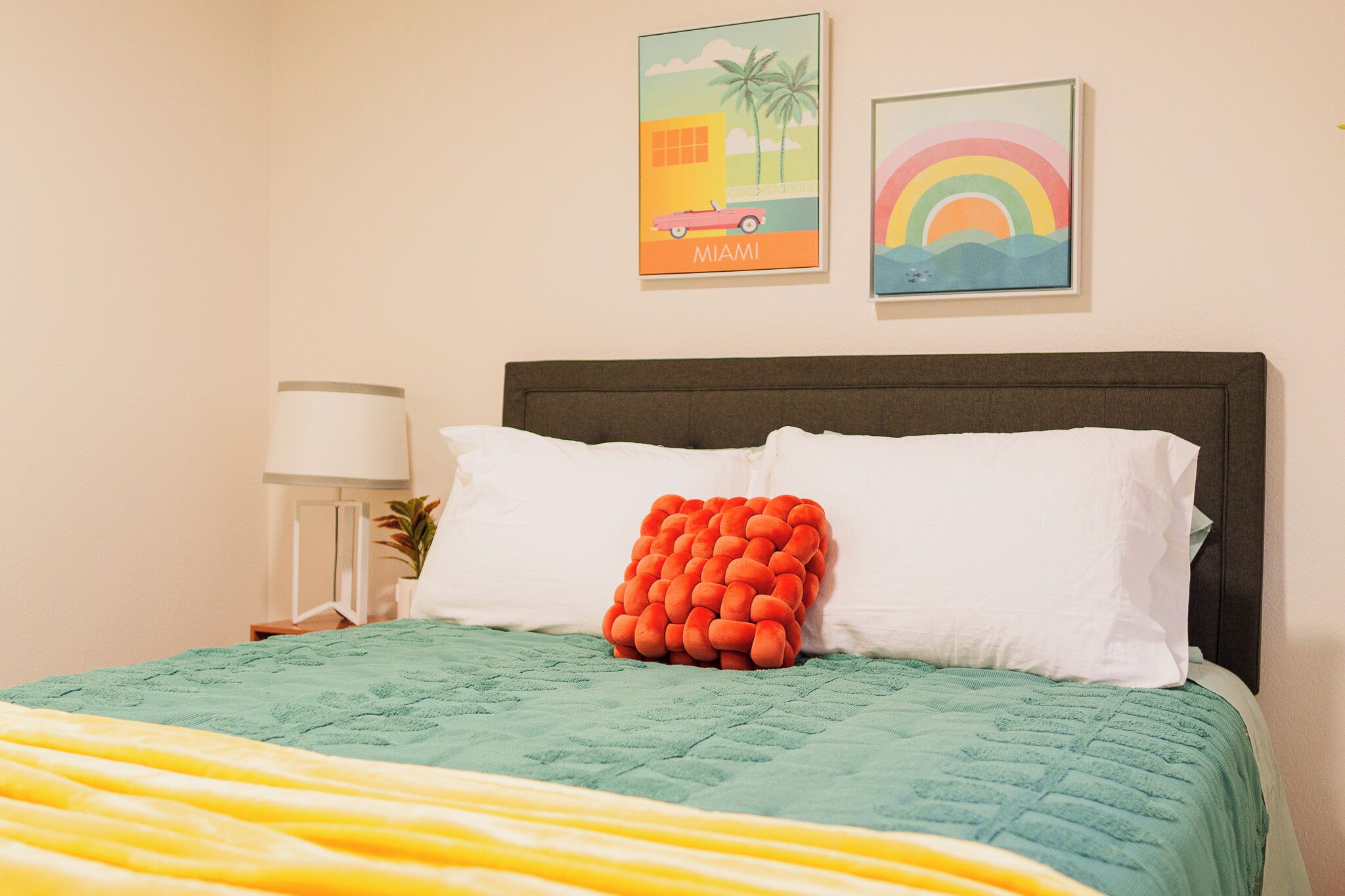 2 habitaciones, tabla de planchar con plancha y cuna de viaje 