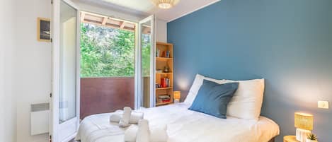 Iron/ironing board, free WiFi, bed sheets