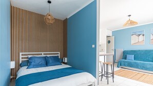 Ein Schlafzimmer mit einem Bett, einem Schreibtisch und einer Couch.