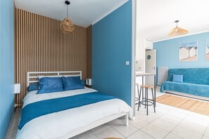 A bedroom with a bed, a desk, and a sofa. - Studio Côte de Nacre - À 450 m de la Plage (Courseulles-sur-Mer)