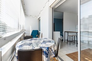 Outdoor dining - Studio Côte de Nacre - À 450 m de la Plage (Courseulles-sur-Mer)