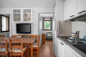 Fridge, microwave, stovetop, dishwasher - T2 Cabin Apartment in Domaine de la Coudoulière with Shared Pool and Balcony (Six-Fours-les-Plages)