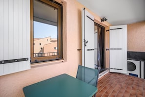 Dining - T2 Cabin Apartment in Domaine de la Coudoulière with Shared Pool and Balcony (Six-Fours-les-Plages)