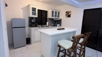 Refrigerador, microondas, parrilla de estufa y cafetera y tetera
