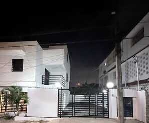 Exterior - Private Rooftop 2BR Escape with Ocean Views & BBQ (Santo Domingo Este)
