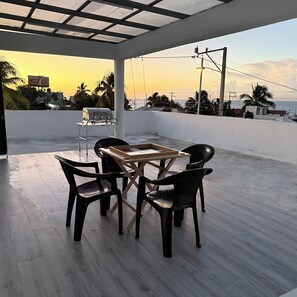 Outdoor dining - Private Rooftop 2BR Escape with Ocean Views & BBQ (Santo Domingo Este)