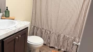 Een haardroger, handdoeken, zeep, toiletpapier