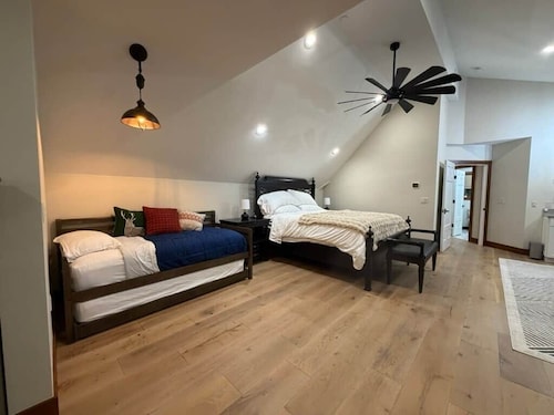 Historic Stone Villa | Donner | Sauna | EV Charger