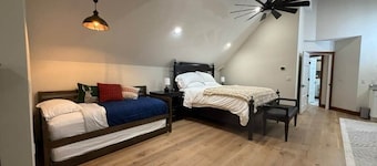 Historic Stone Villa | Donner | Sauna | EV Charger