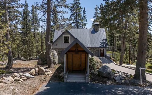Historic Stone Villa - Donner Summit - Ski, Hike & Climb - Sauna - EV Charger