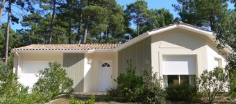Casa de una sola planta bajo los pinos en un lugar tranquilo entre el lago y el