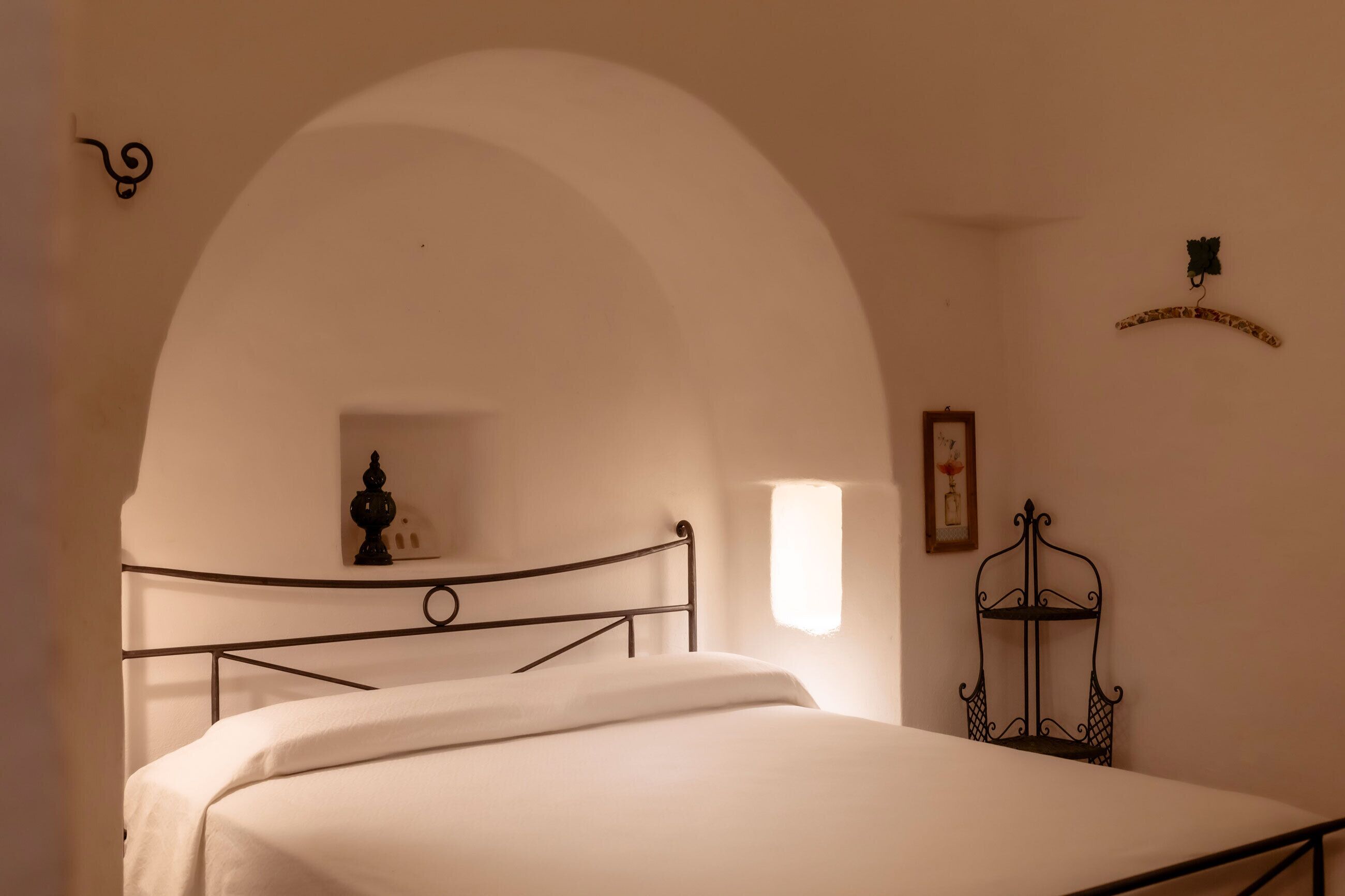 4 bedrooms, iron/ironing board, internet, bed sheets