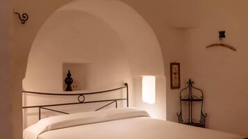 4 bedrooms, iron/ironing board, internet, bed sheets