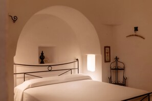 4 bedrooms, iron/ironing board, Internet, bed sheets